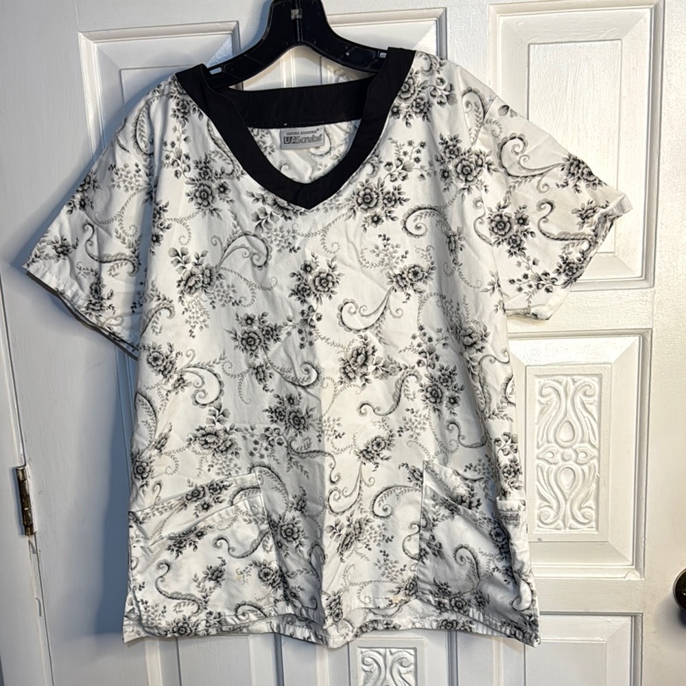Uniform Advantage UA Scrubs Floral Black and White Women's Top